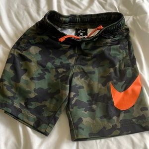 Kids camo Nike basketball shorts size S/5